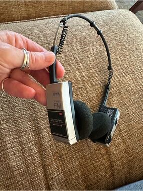 Vintage 1986 Aiwa HR-SO5 AM/FM radio headset with original instructions